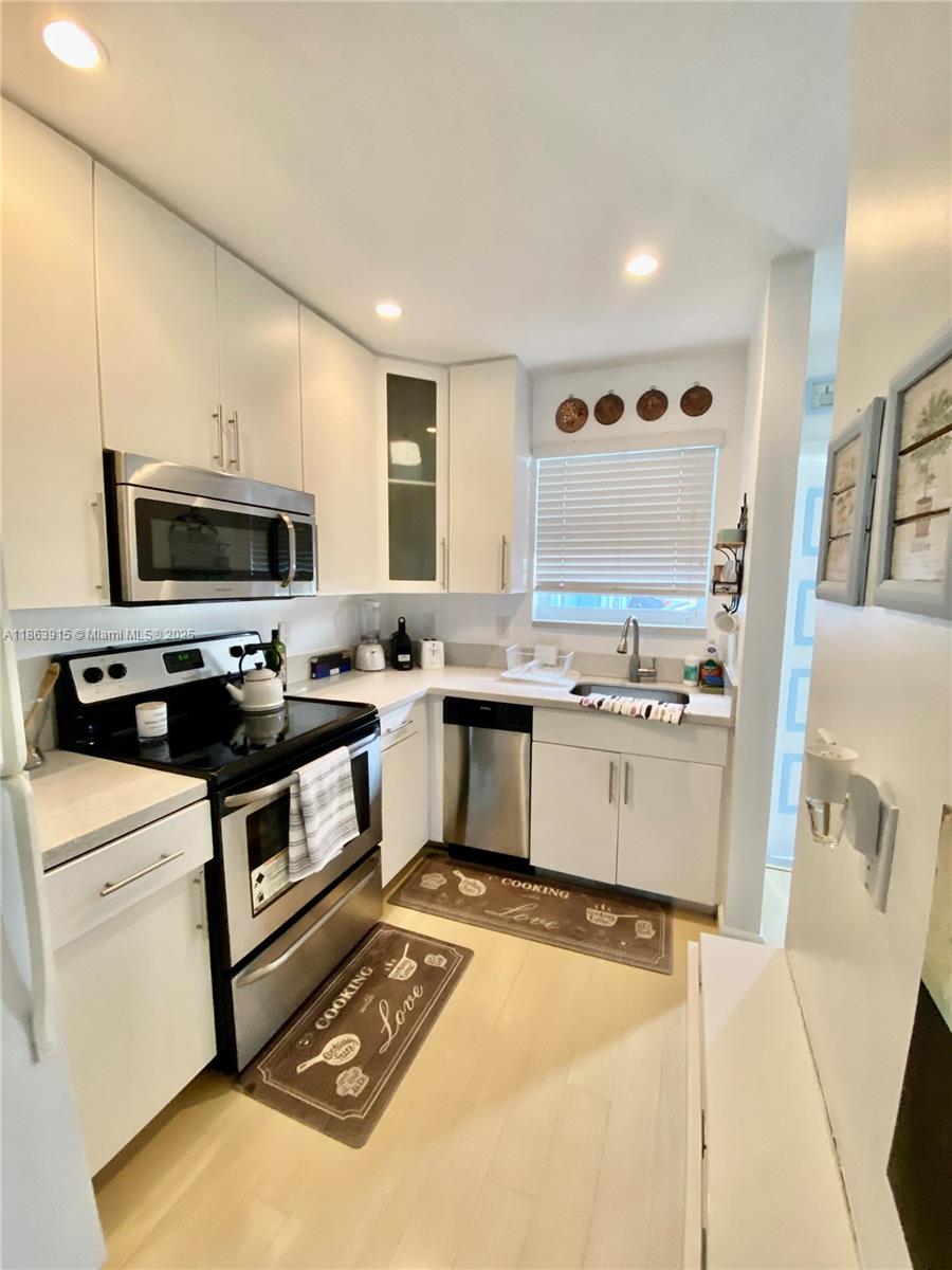 LE PHARE KEY BISCAYNE CON - Residential Lease