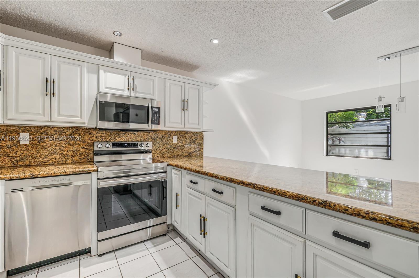 LEOMAR HOMES - Residential