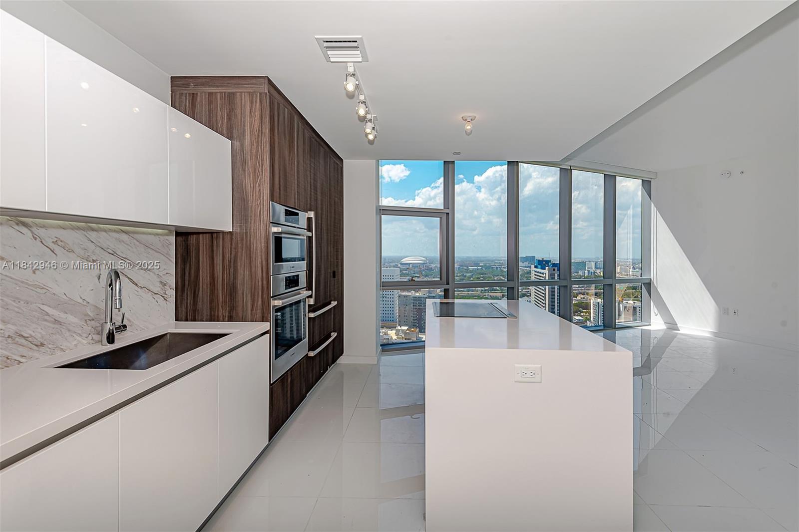 Paramount Miami World Cent - Residential Lease