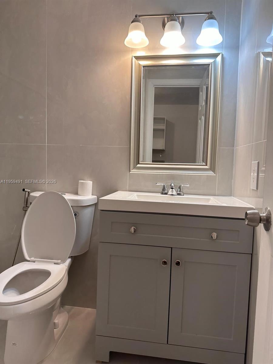 HOLLYWOOD HILLS - Residential Lease