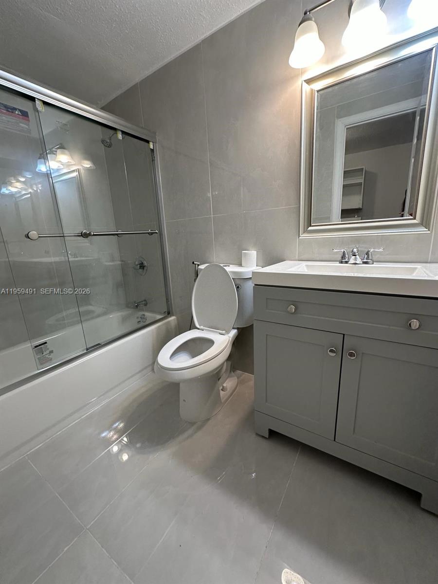 HOLLYWOOD HILLS - Residential Lease