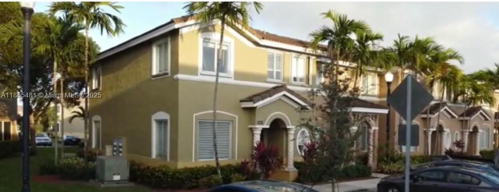 "4/3 townhouse in a beautiful community with a big patio, very well located in an excellent family-oriented neighborhood, perfect for families looking for a spacious and comfortable home with plenty of outdoor space, surrounded by great amenities and top-rated schools.