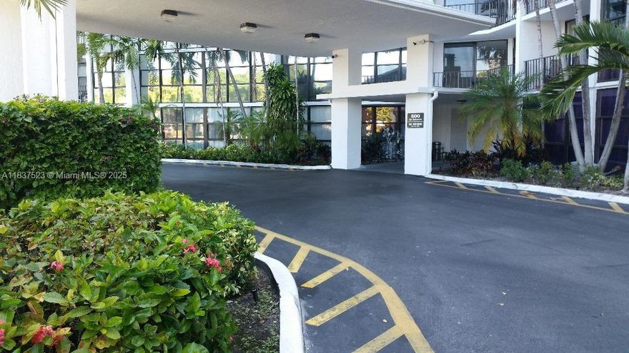 Motivated seller. Nice 1 Bedroom / 1.5 Bath condo in Three Islands most desirable and friendly community. Excellent investment opportunity can be rented first year. Internet, cable and water included. Close to Hallandale and Hollywood beaches, restaurants, shoppings and Gulfstream Park's Casino & Horse Race. Amenities: Gym, sauna, heated pool, BBQ area, playroom and billiards.