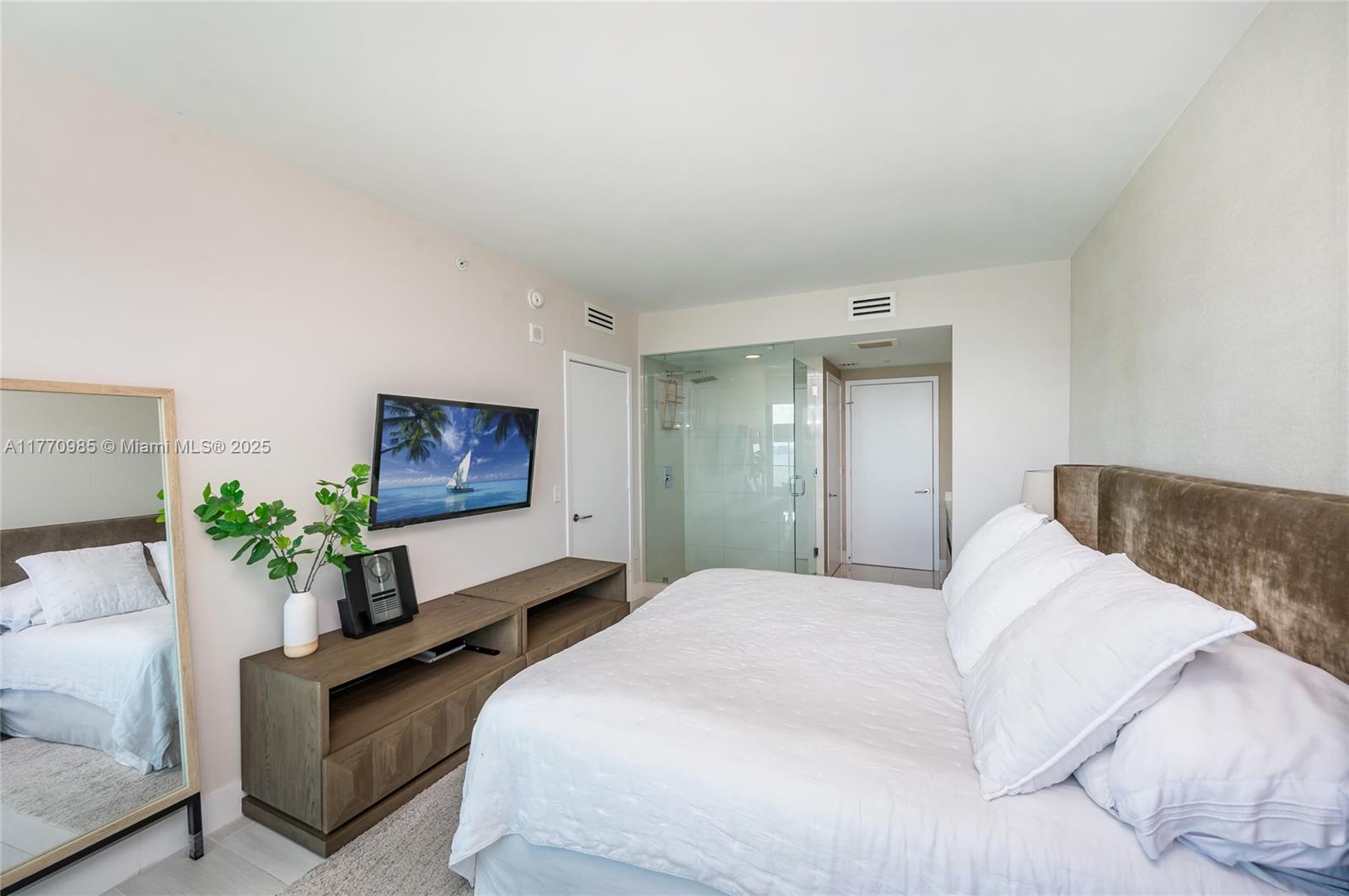 ICON BAY CONDO - Residential