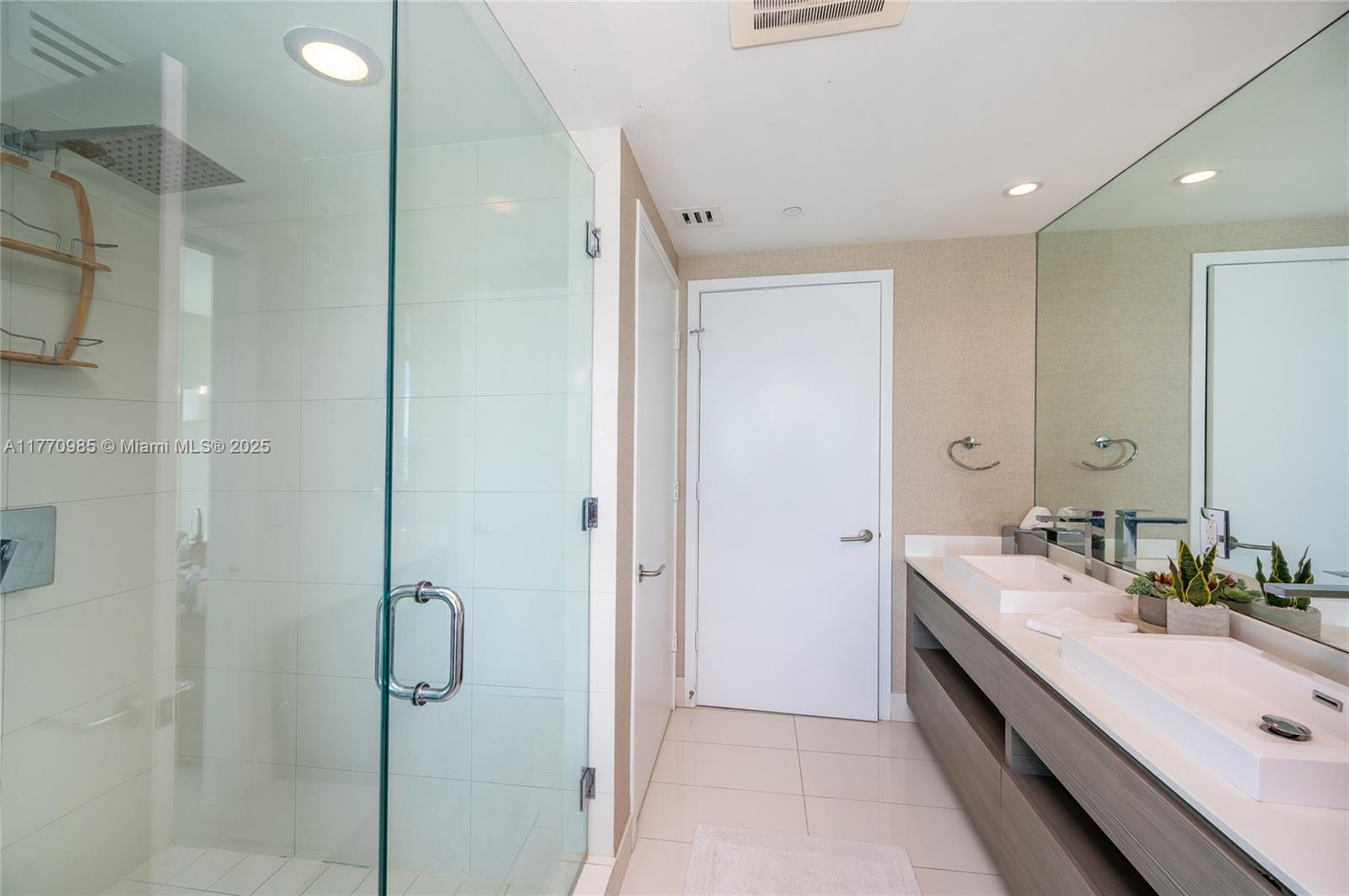 ICON BAY CONDO - Residential