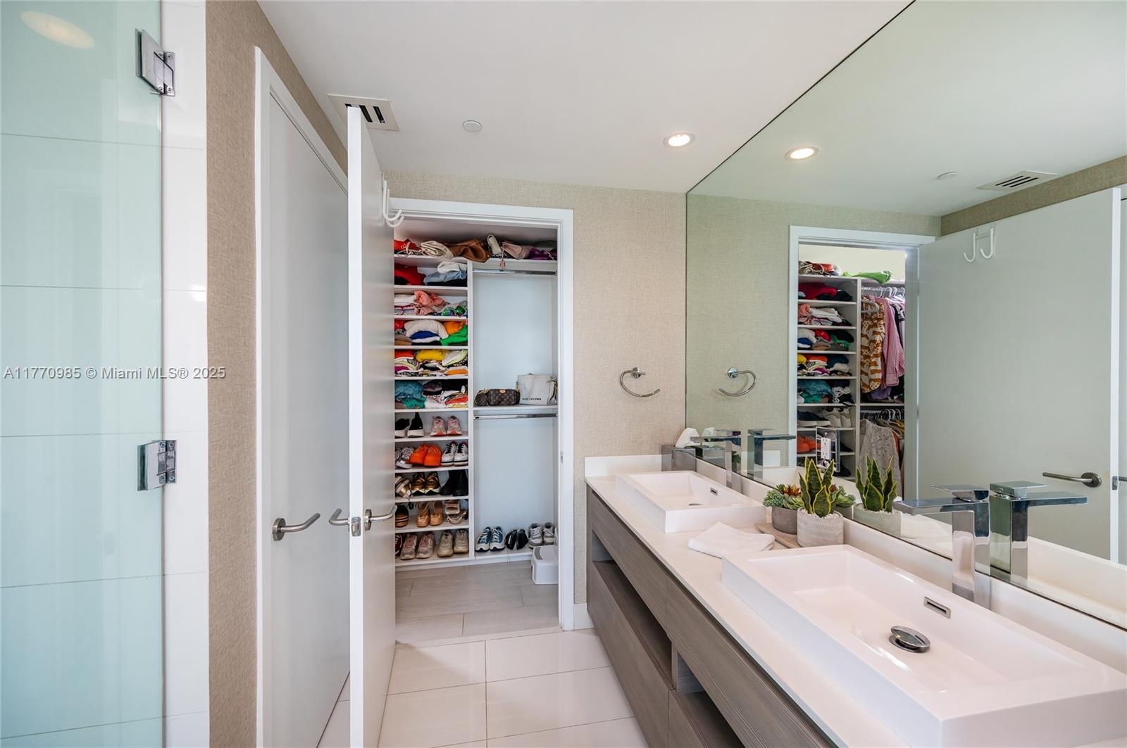 ICON BAY CONDO - Residential