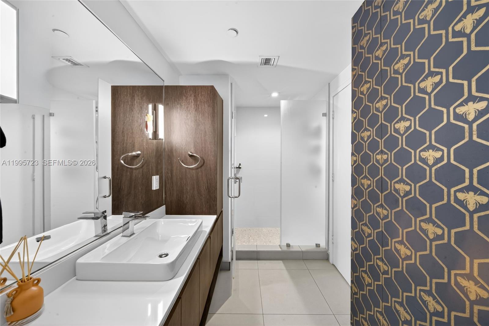 ONE BAY CONDO - Residential