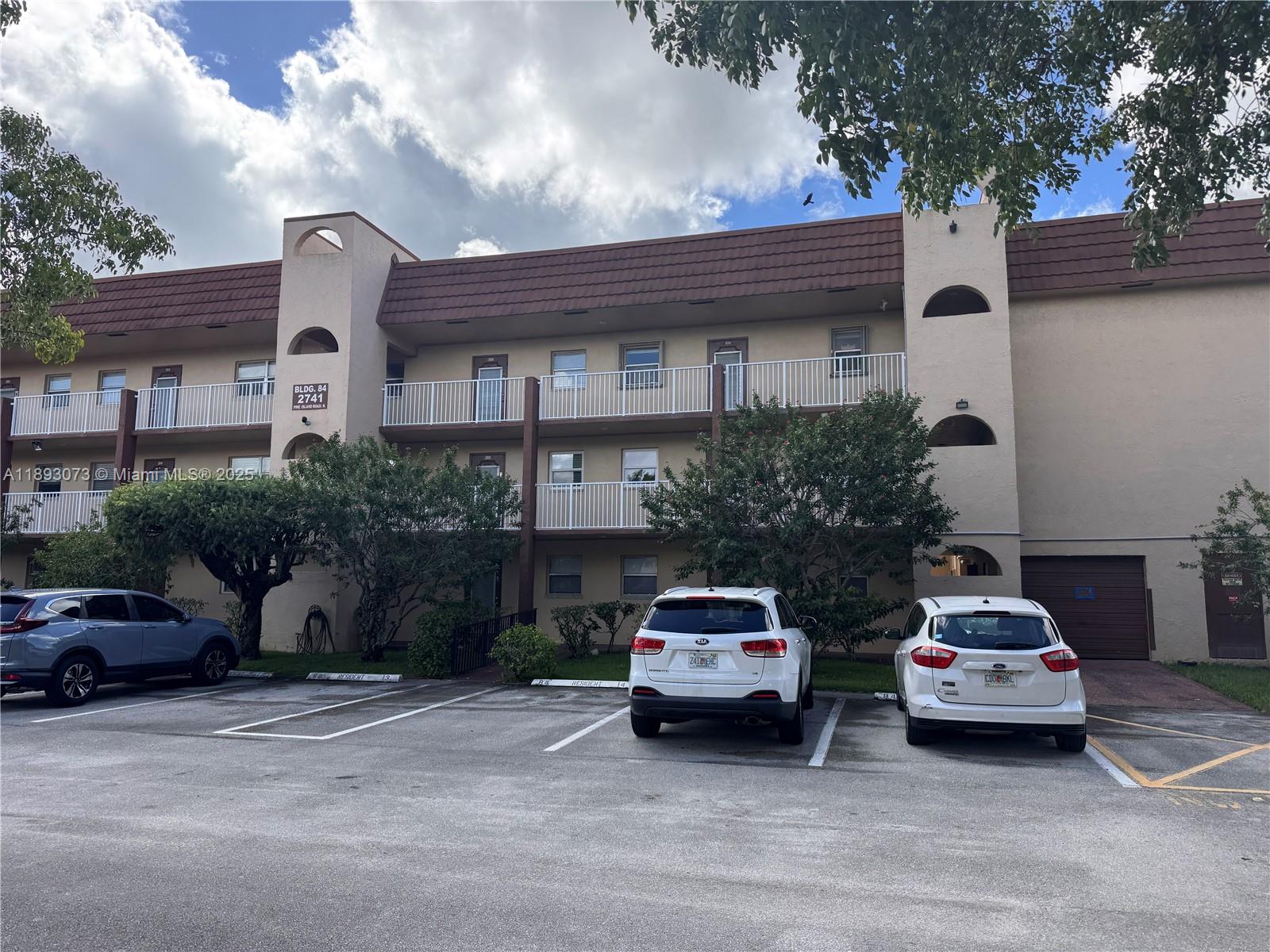 Priced to sell!!! Vacant and Motivated seller. Walking distance from the Club house. Take gorgeus garden & lake views from your porch. Mantenance includes free golf, gym, tennis, shows,movies, outside and inside pools. Also a courtesy bus that takes you on a short ride to many places.
55+ community. Fantastic location close to shopping centers, markets, banks