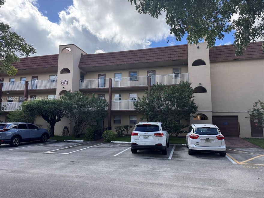 Priced to sell!!! Vacant and Motivated seller. Walking distance from the Club house. Take gorgeus garden & lake views from your porch. Mantenance includes free golf, gym, tennis, shows,movies, outside and inside pools. Also a courtesy bus that takes you on a short ride to many places.
55+ community. Fantastic location close to shopping centers, markets, banks