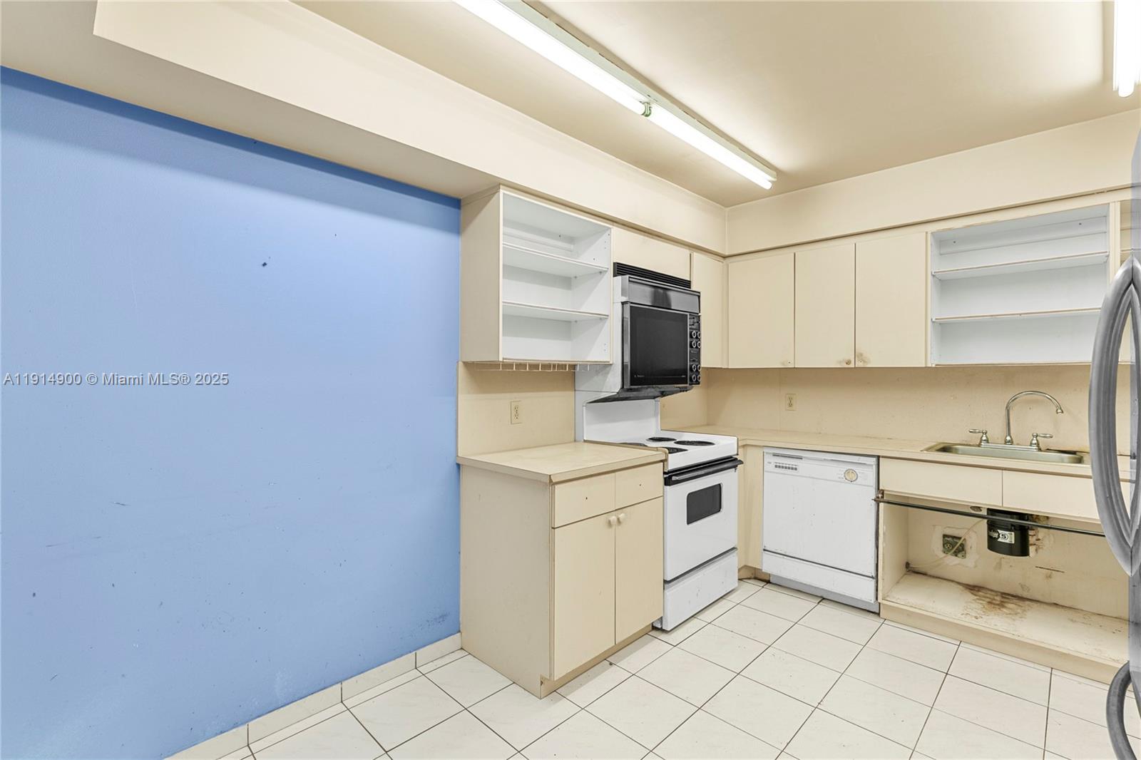 BUILDING FOUR OF COUNTRY - Residential