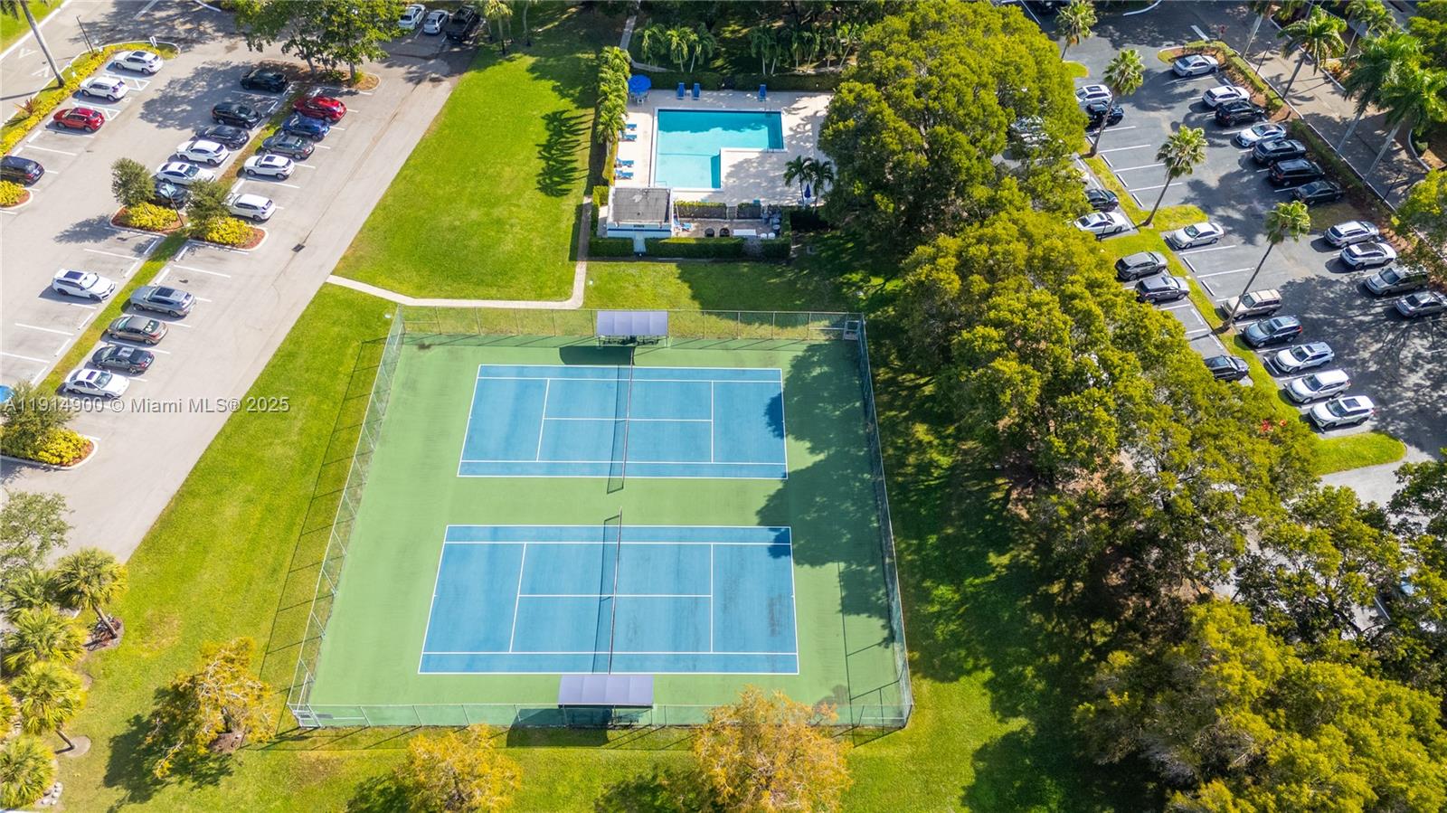 BUILDING FOUR OF COUNTRY - Residential