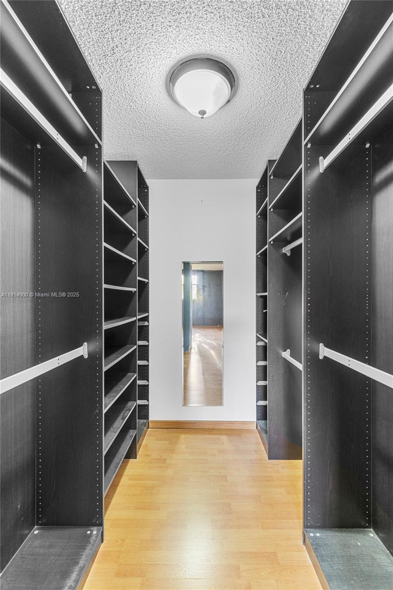 BUILDING FOUR OF COUNTRY - Residential