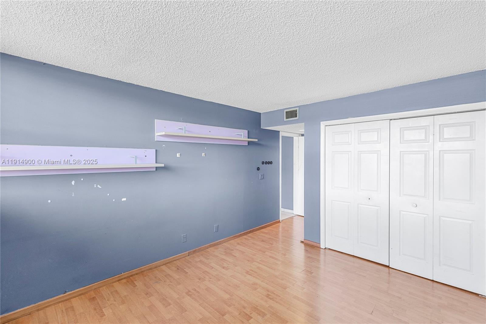 BUILDING FOUR OF COUNTRY - Residential