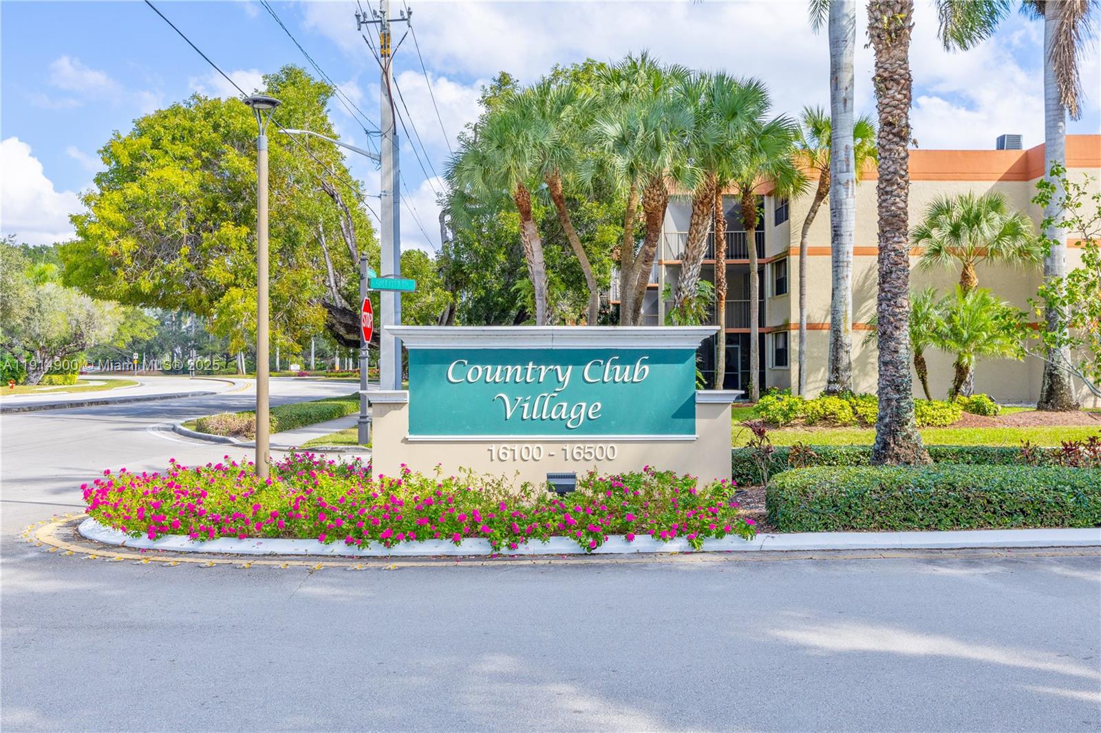 BUILDING FOUR OF COUNTRY - Residential