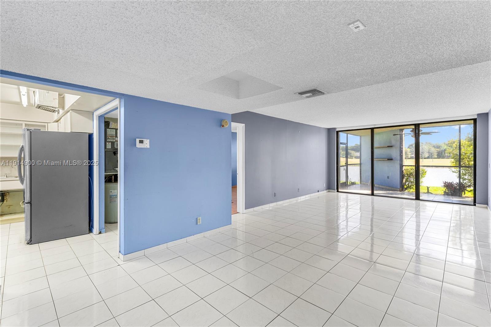 BUILDING FOUR OF COUNTRY - Residential