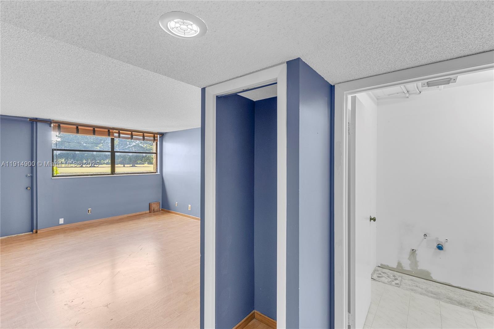 BUILDING FOUR OF COUNTRY - Residential