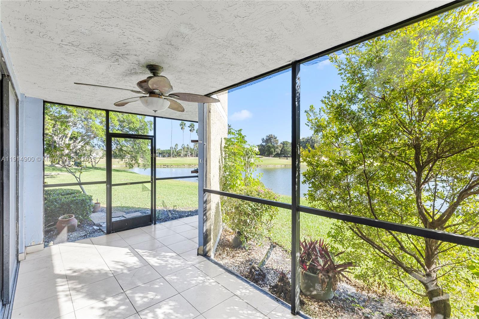 BUILDING FOUR OF COUNTRY - Residential