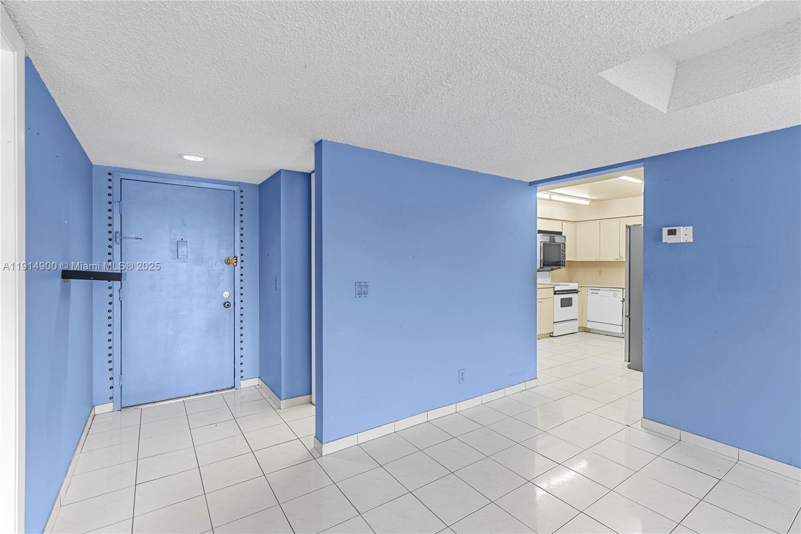 BUILDING FOUR OF COUNTRY - Residential