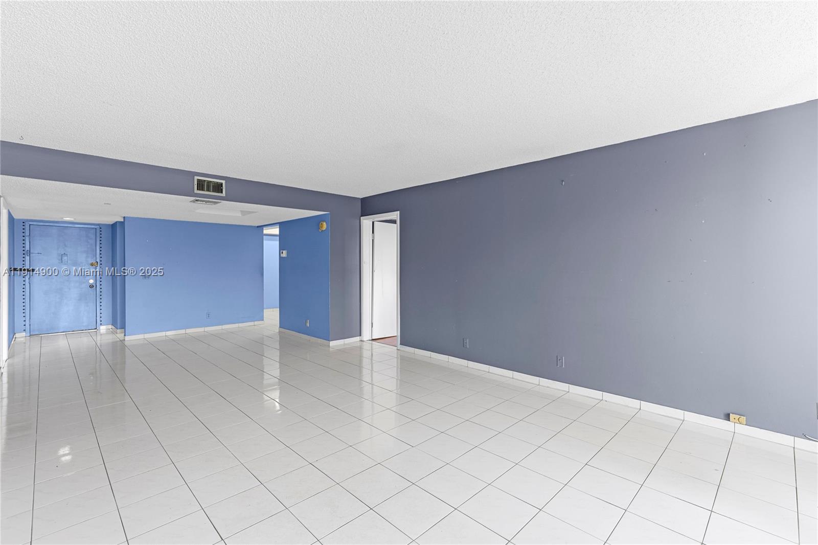 BUILDING FOUR OF COUNTRY - Residential