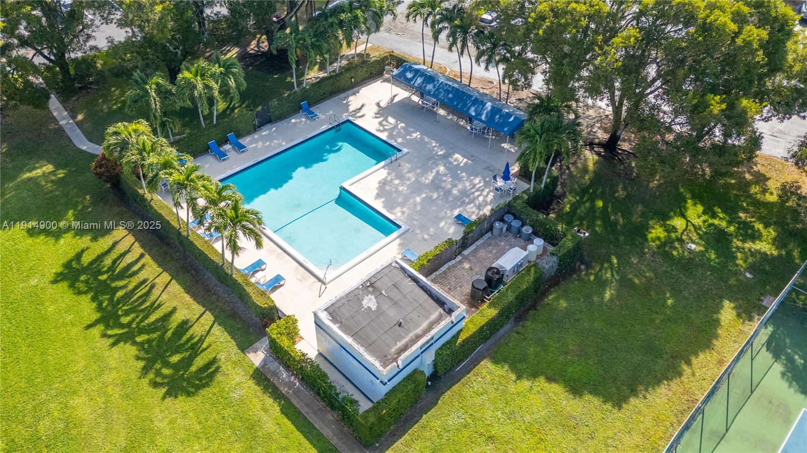 BUILDING FOUR OF COUNTRY - Residential