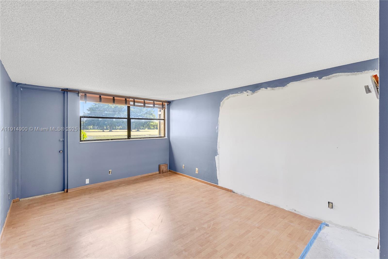 BUILDING FOUR OF COUNTRY - Residential