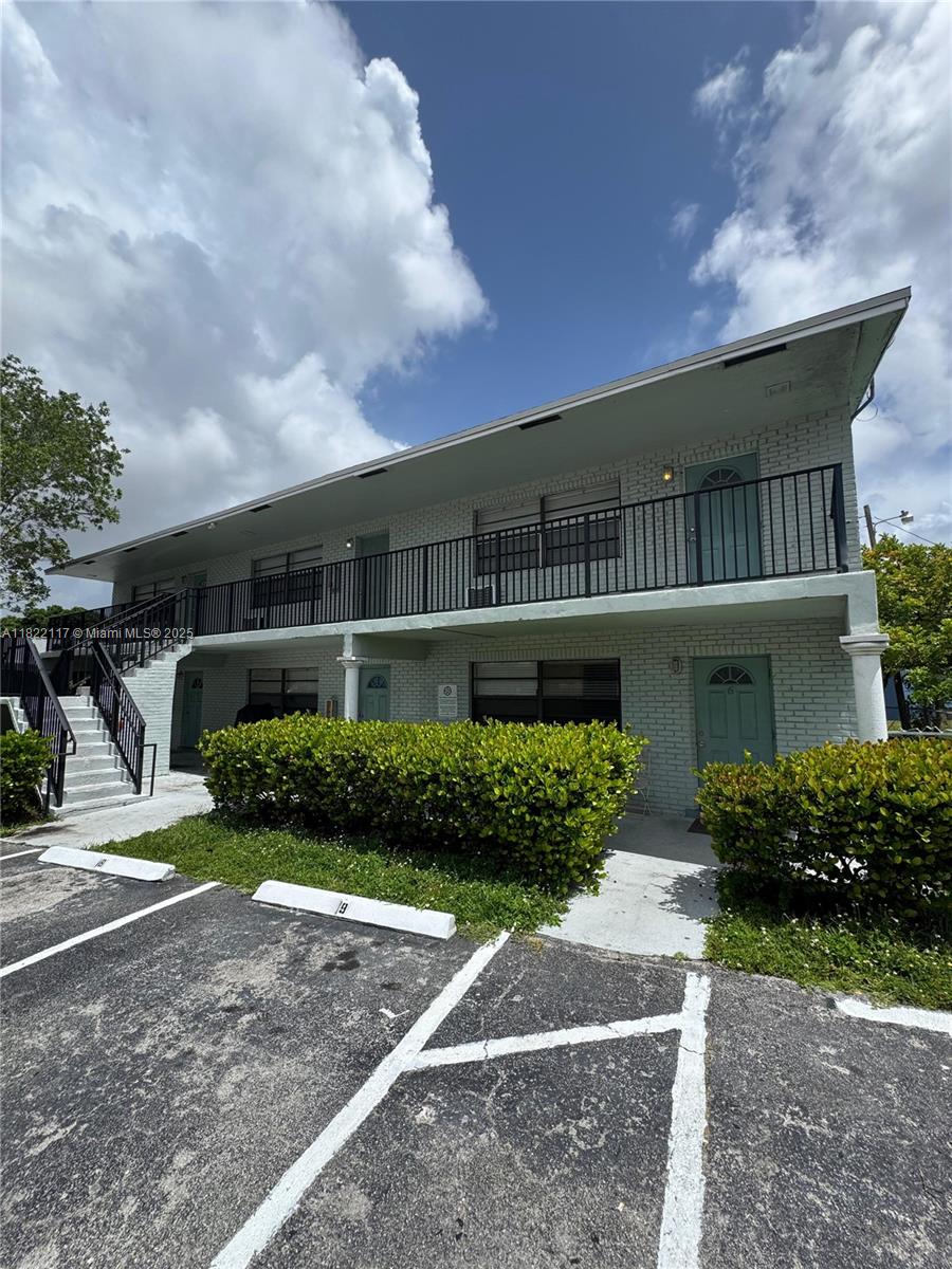 Spacious living room and master bedroom, a broad kitchen and a comfortable bathroom in Pompano Beach.