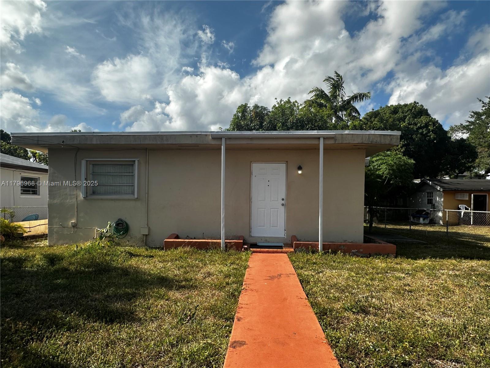 8935 Sw 28th St Rear, Miami, Broward County, Florida - 1 Bedrooms  
1 Bathrooms - 