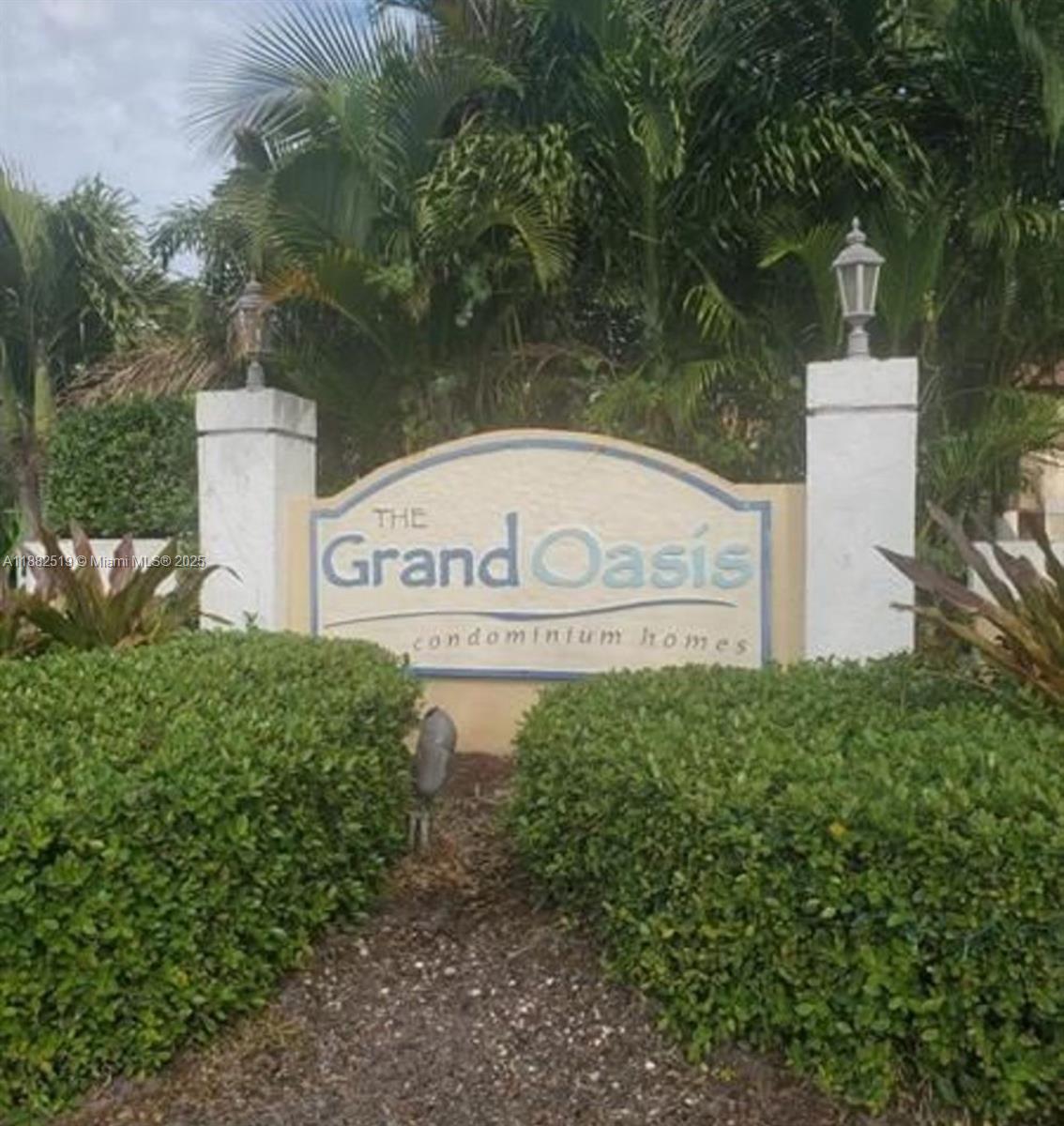 Updated 1-Bedroom with High Ceilings :
Bright and stylish 3rd-floor unit featuring vaulted ceilings, modern finishes, and an open layout. Enjoy a private balcony, updated interior, and no upstairs neighbors—all in a prime Coral Springs location close to shopping, dining, and highways. Quick approval ! Tenant occupied. Carpet will be replaced .