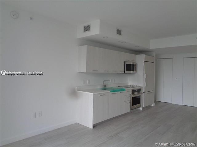45 SW 9th St 3009