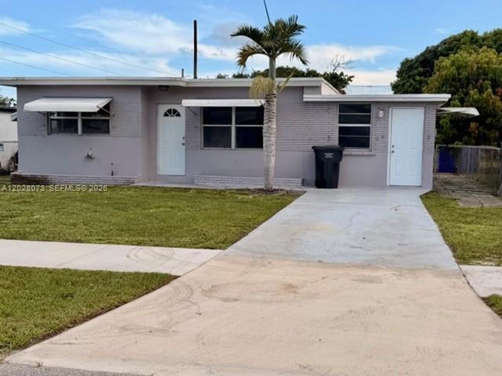 Photo of 5608 Garfield St, Hollywood, FL 33021 (MLS # A12028073)