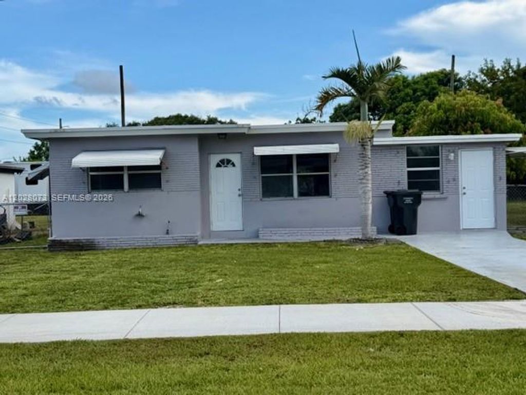 Photo of 5608 Garfield St, Hollywood, FL 33021 (MLS # A12028073)