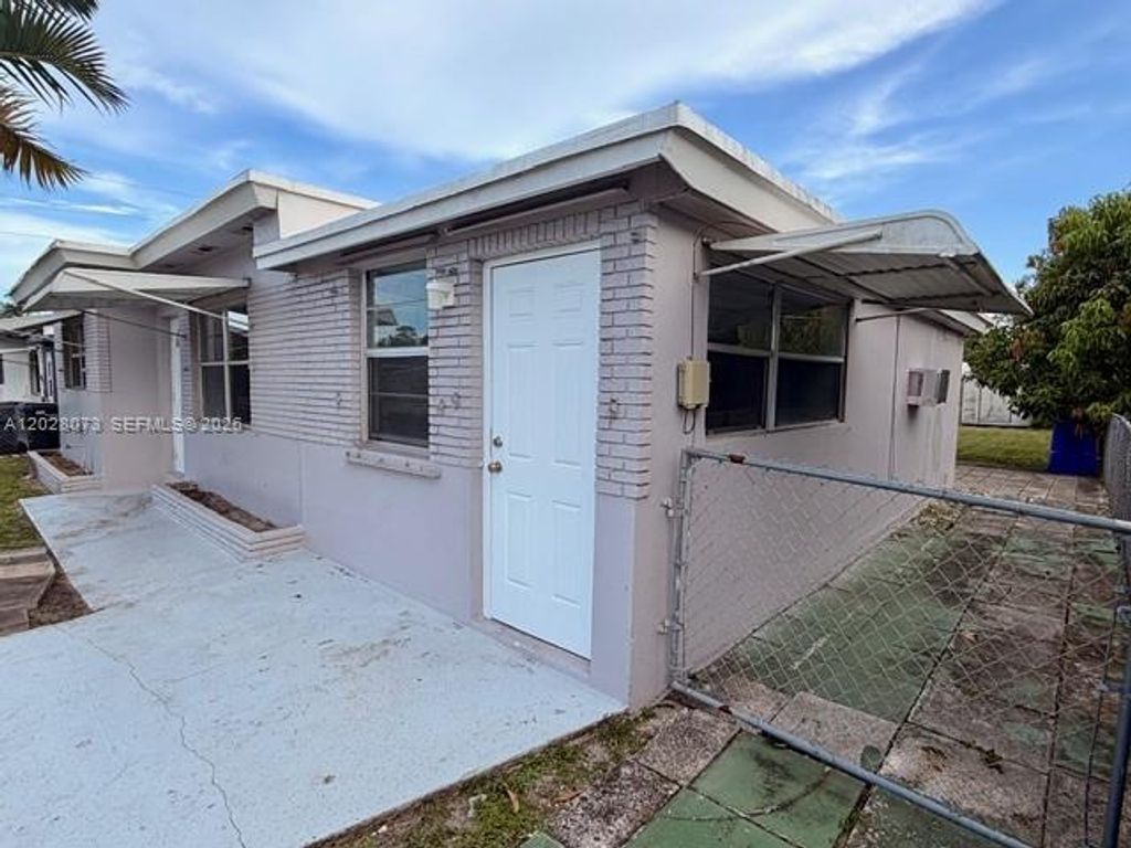 Photo of 5608 Garfield St, Hollywood, FL 33021 (MLS # A12028073)