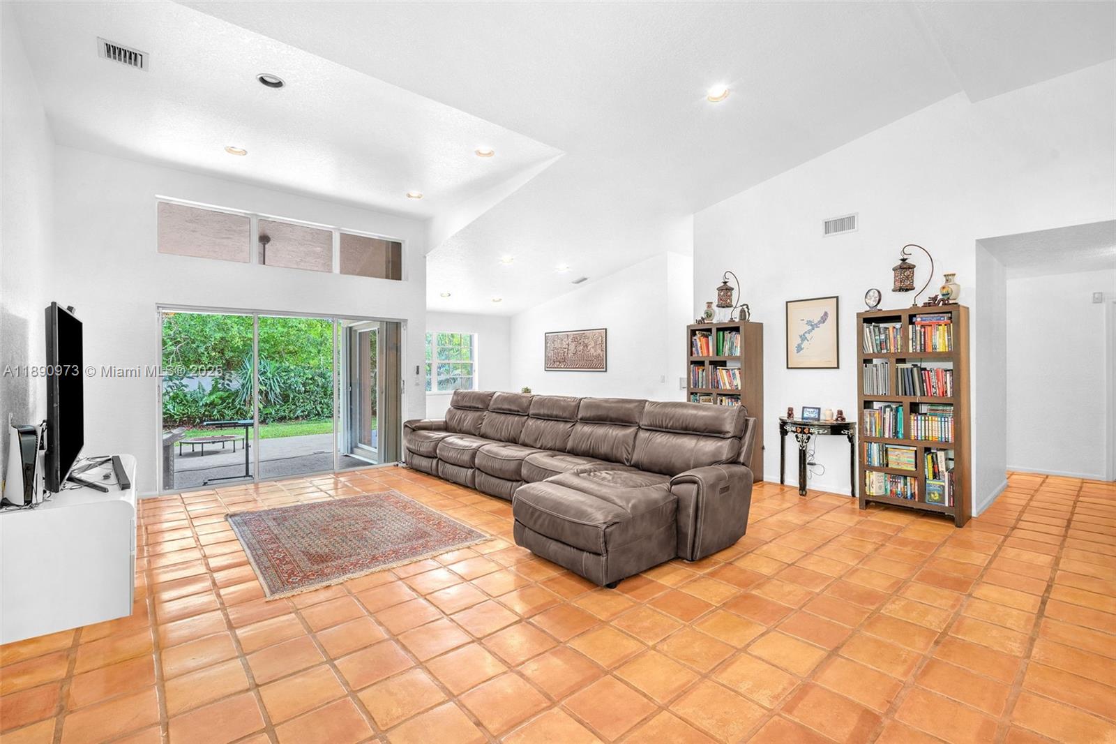 9690 NW 39th St