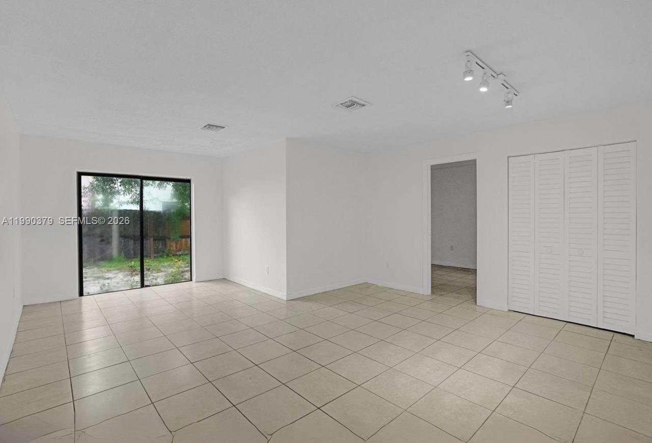 VISTA TOWNHOUSE SEC B - Residential Lease