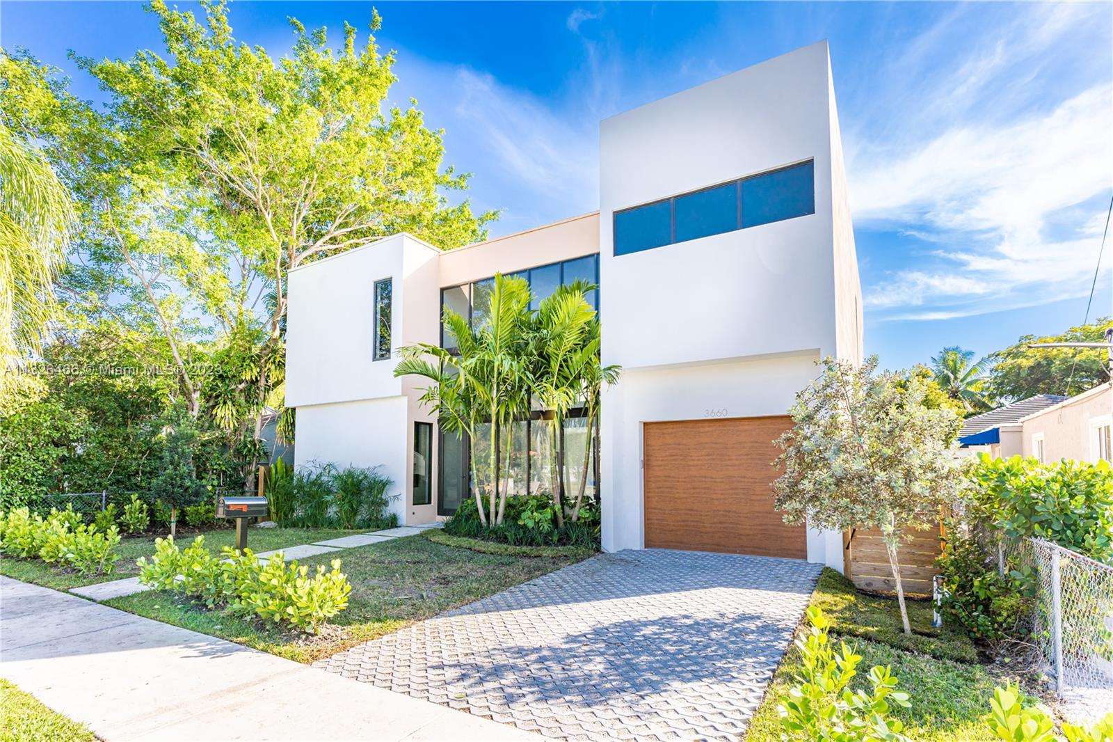 EUGENIA GROVES PARK - Residential