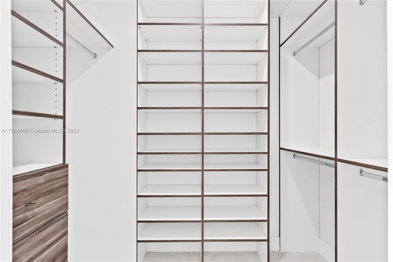 EUGENIA GROVES PARK - Residential