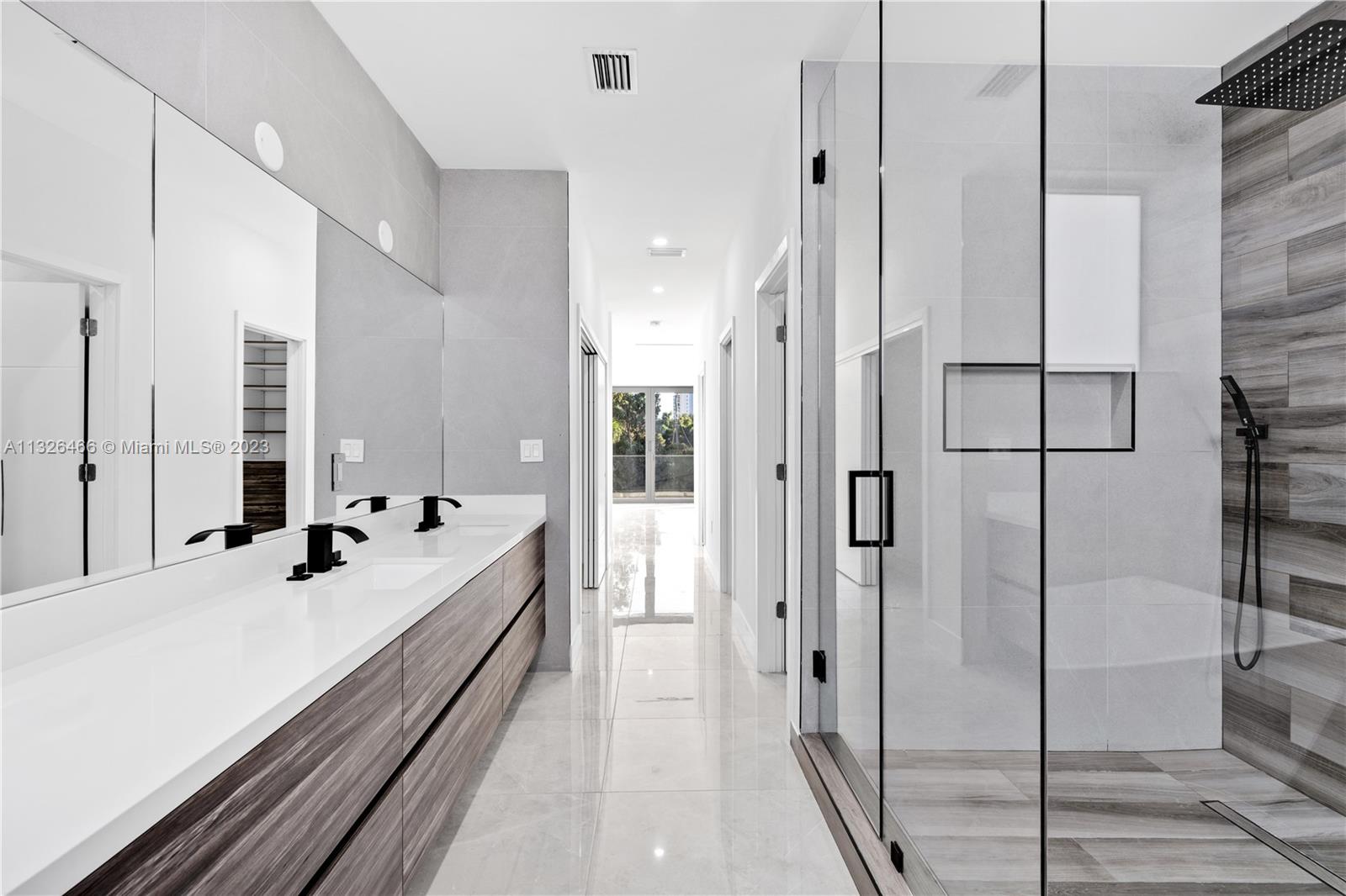 EUGENIA GROVES PARK - Residential