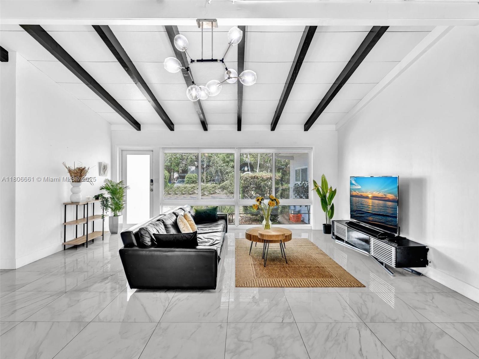 2454 W Nassau Ln
