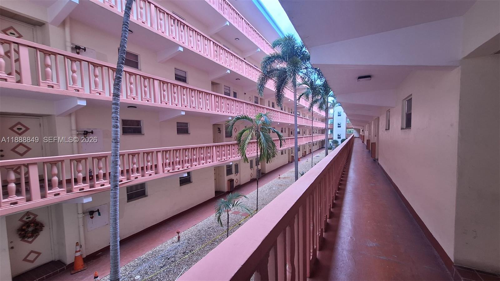 FIRST GULFSTREAM GARDEN - Residential