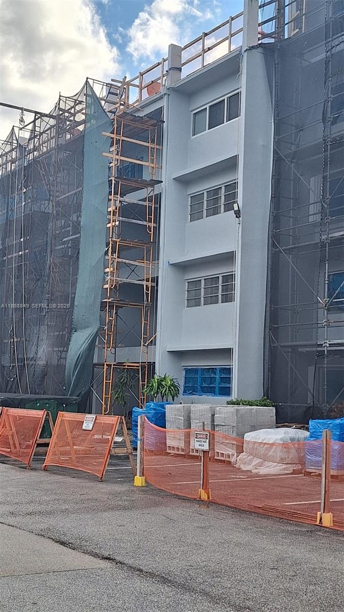 FIRST GULFSTREAM GARDEN - Residential