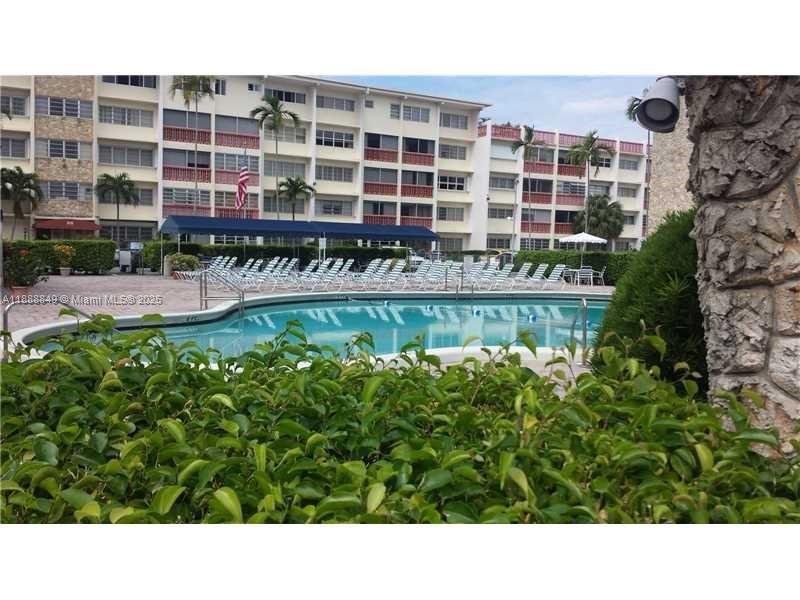 FIRST GULFSTREAM GARDEN - Residential