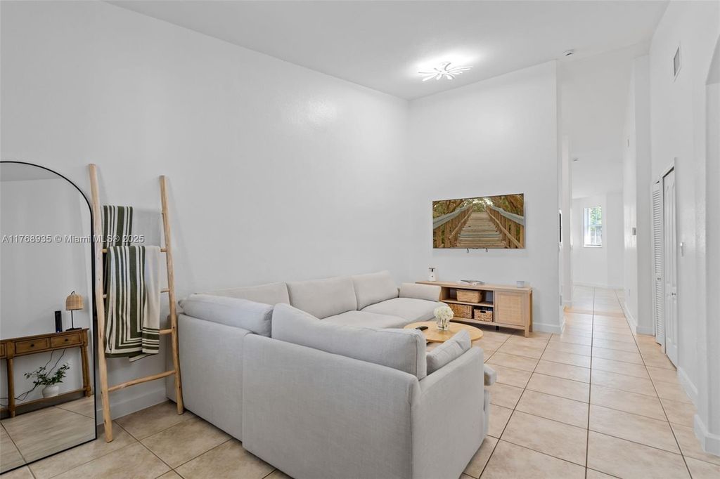 listing image 0