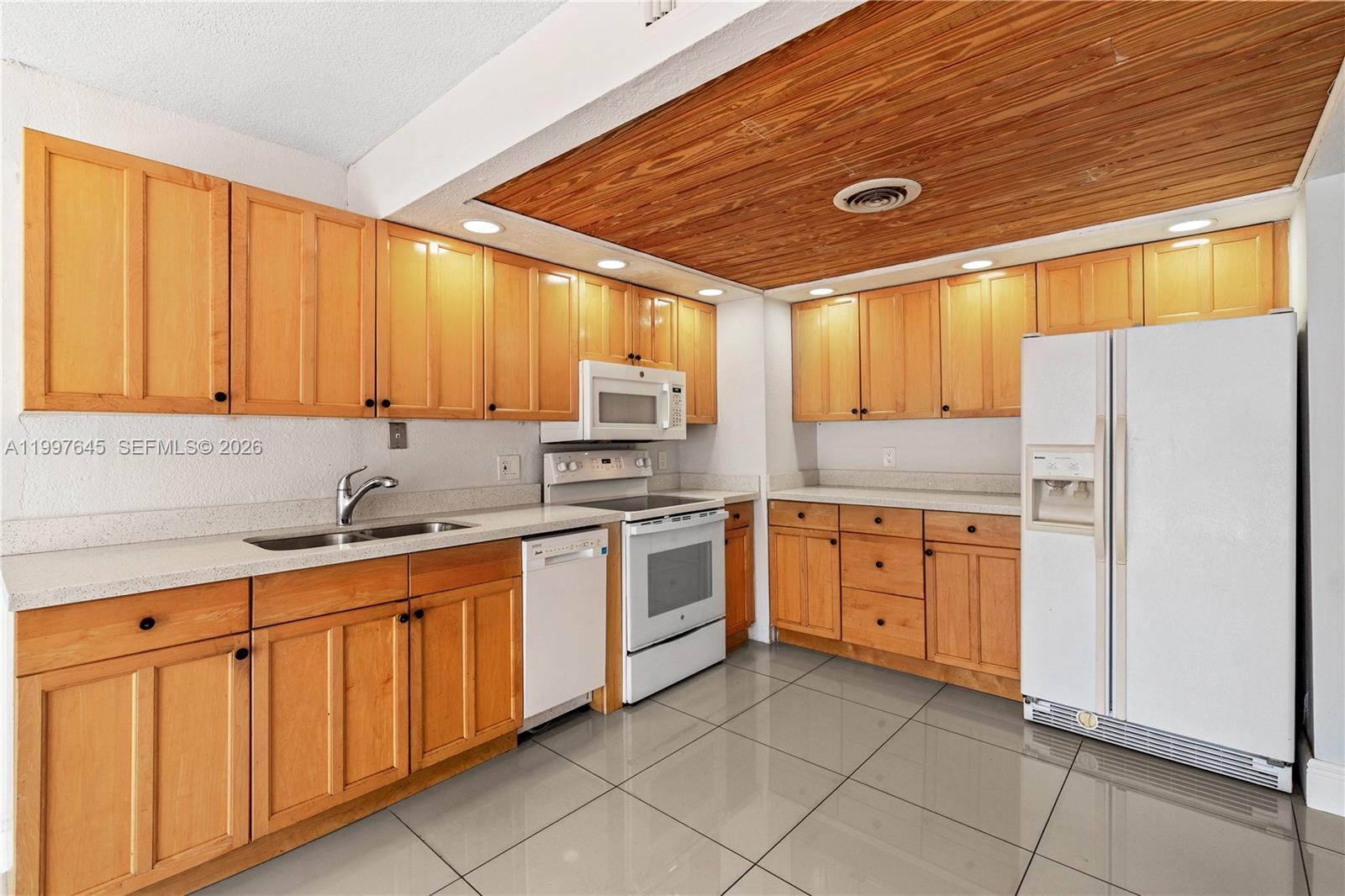 SUNCREST TOWNHOUSE CONDO - Residential