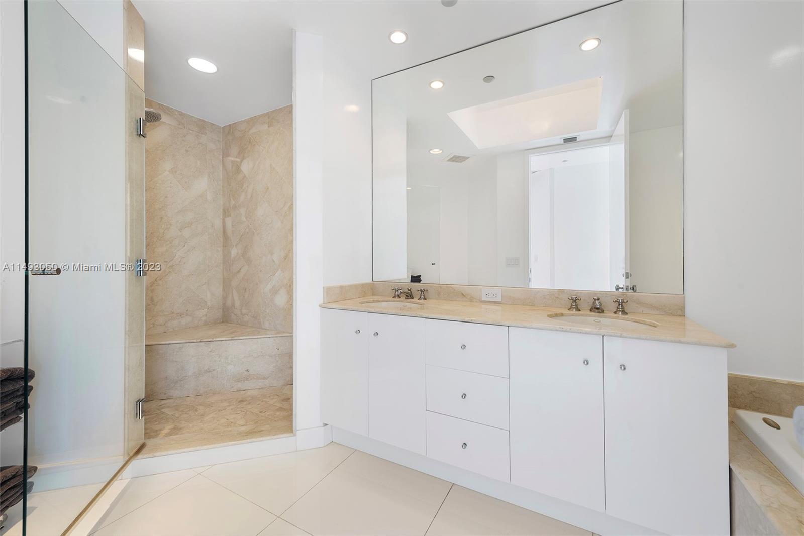 CONTINUUM ON SOUTH BEACH - Residential