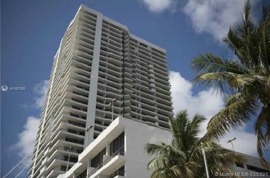 Spacious 1 bedroom/1.5 bath in the beautiful Venetia, a high rise building located directly on the Biscayne Bay on the Venetian Causeway with stunning views. Just minutes away from Downtown, close to all major highways. Rooftop Pool. Valet Parking, bar/restaurant and more. Call listing agent for showings.