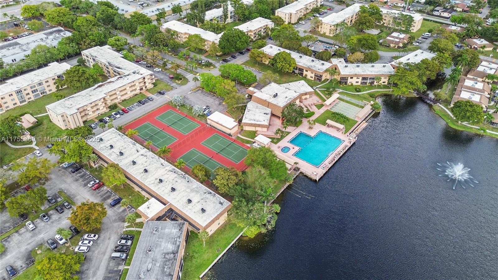 300 Berkley Rd 107, Hollywood, Broward County, Florida - 1 Bedrooms  
2 Bathrooms - 