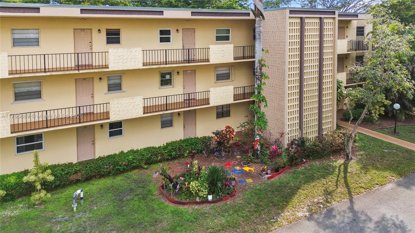300 Berkley Rd 107, Hollywood, Broward County, Florida - 1 Bedrooms  
2 Bathrooms - 