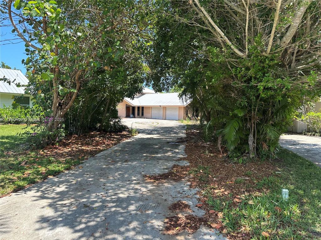 Photo of 10737 SE Seaspray Ct, Hobe Sound, FL 33455 (MLS # A11790406)