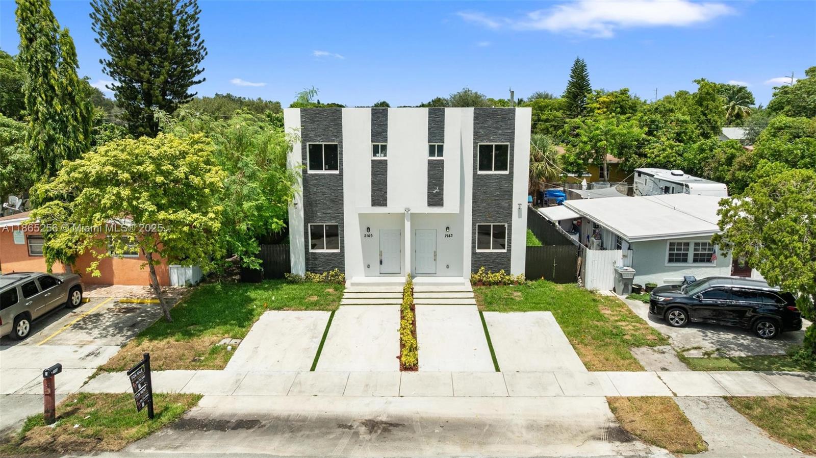 Beautiful Brand-new construction duplex in Pompano Beach — never lived in, everything is completely new and ready for move-in. This spacious unit offers modern finishes throughout: porcelain tile floors, impact windows and doors, open kitchen and bathrooms with sleek design.
The unit is fully divided from the other duplex for privacy and comes with its own private backyard/patio, perfect for relaxing or entertaining. Bright open layout, private entrance, central A/C, and washer/dryer hookups for comfort and convenience.
Located in Collier City, a neighborhood of Pompano undergoing revitalization, with quick access to main roads, shopping, schools, and just minutes from the beach. A rare opportunity to rent a brand-new home in an area on the rise! Traducir