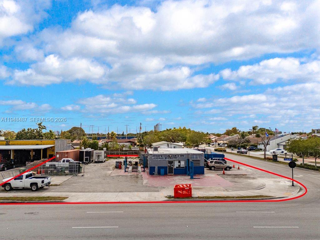 Main image without alt text